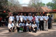 Võ sư Nguyễn Ngọc Nội và một số các học trò chụp ảnh kỉ niệm trước sân chùa Côn Sơn